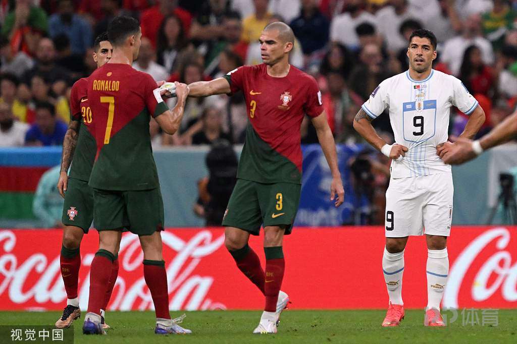 世界杯-葡萄牙2-0乌拉圭提前晋级 C罗造险B费双响 12 世界杯-葡萄牙2-0乌拉圭提前晋级 C罗造险B费双响